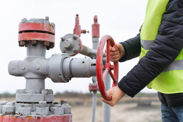gettyimages-1394039015-612x612 All is under control. Pipeline equipment. Resource transportation. Worker pumping down lines on the Gas drilling pad site. Disconnection or connection of gas or oil